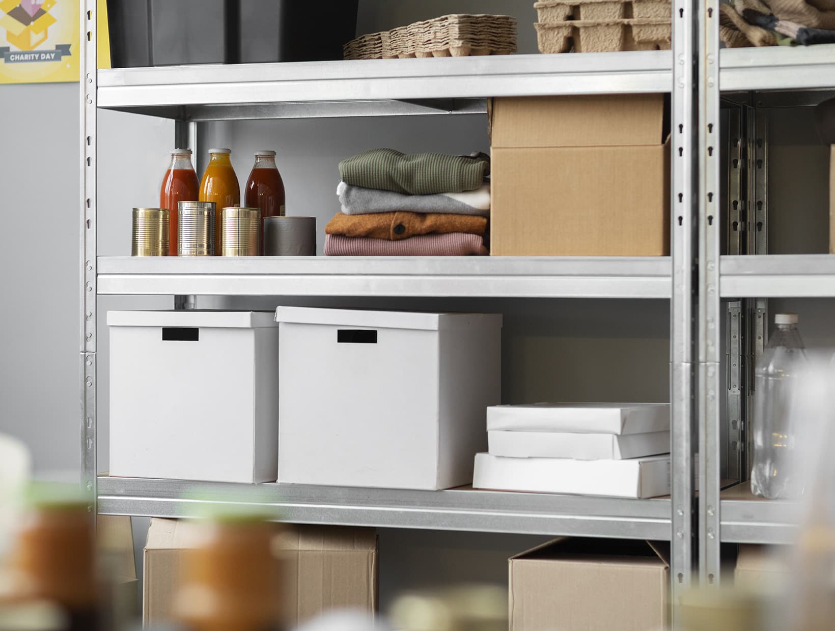 Image d'un grand placard et des cartons.